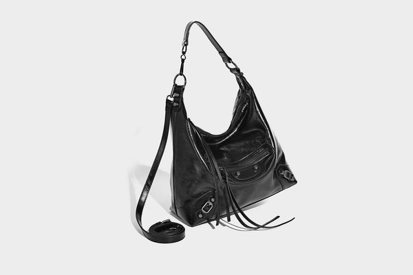 Große, glänzende Hobo-Schultertasche mit geknautschtem Effekt, dunkelfarbenen Nieten, Reißverschluss, vorderem Reißverschlussfach und verstellbarem Crossbody-Riemen