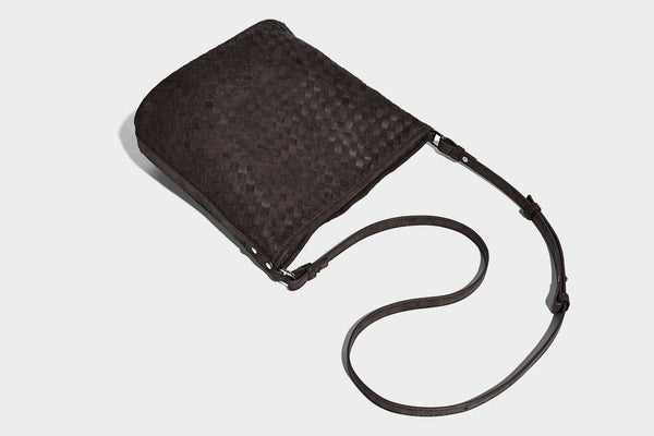 Lässig fallende Hobo-Schultertasche aus geflochtenem Material mit Korbgeflecht-Optik, angesetztem Mini-Täschchen vorne und verstellbarem Knotenträger, Detailansicht