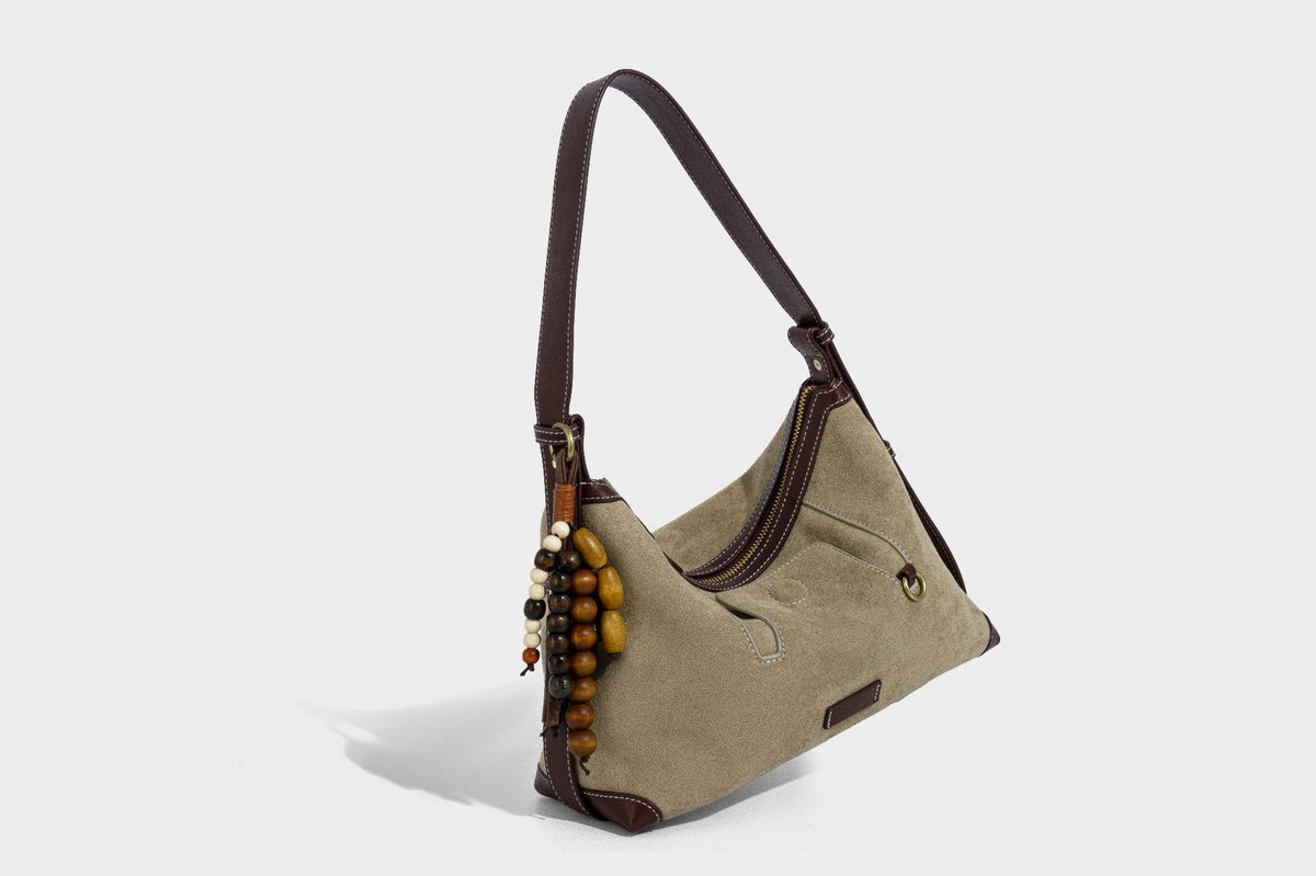 Matte Hobo-Schultertasche in warmem Braun mit dunklem Besatz in Lederoptik, Kontrastnähten, goldfarbenen Metallbeschlägen und