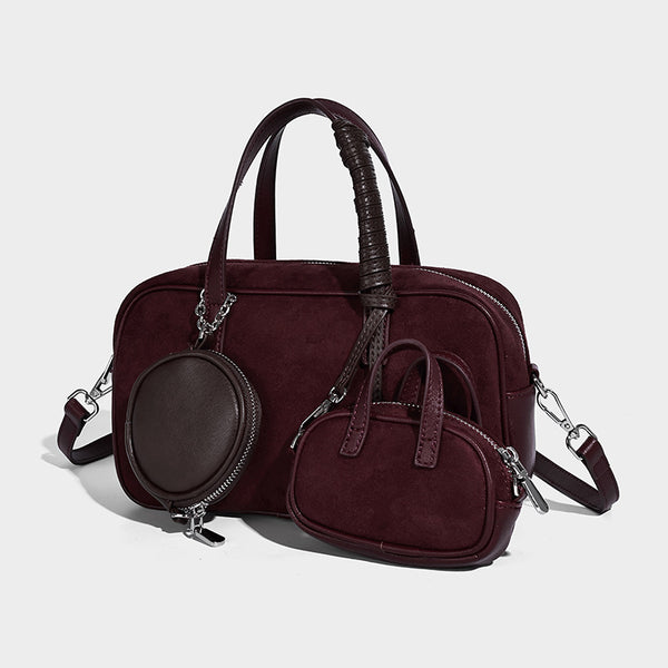 Strukturierte Boston-Tasche im Bowling-Stil in Veloursleder-Optik und Dunkelbraun mit Tragegriffen in Blau und abnehmbarer runder Mini-Tasche, Detailaufnahme