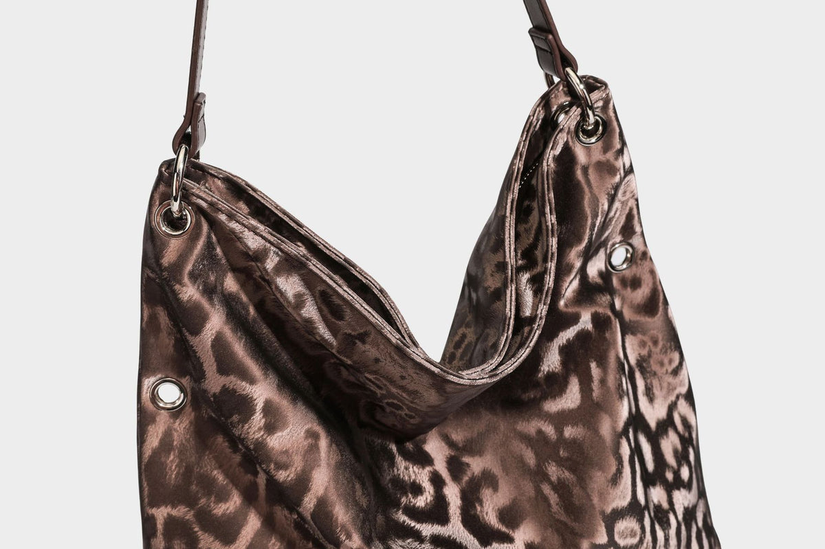 Locker fallende Hobo-Schultertasche mit Leopardenprint, glänzender Satinoptik, silberfarbenen Ringdetails und schmalem Schulterriemen