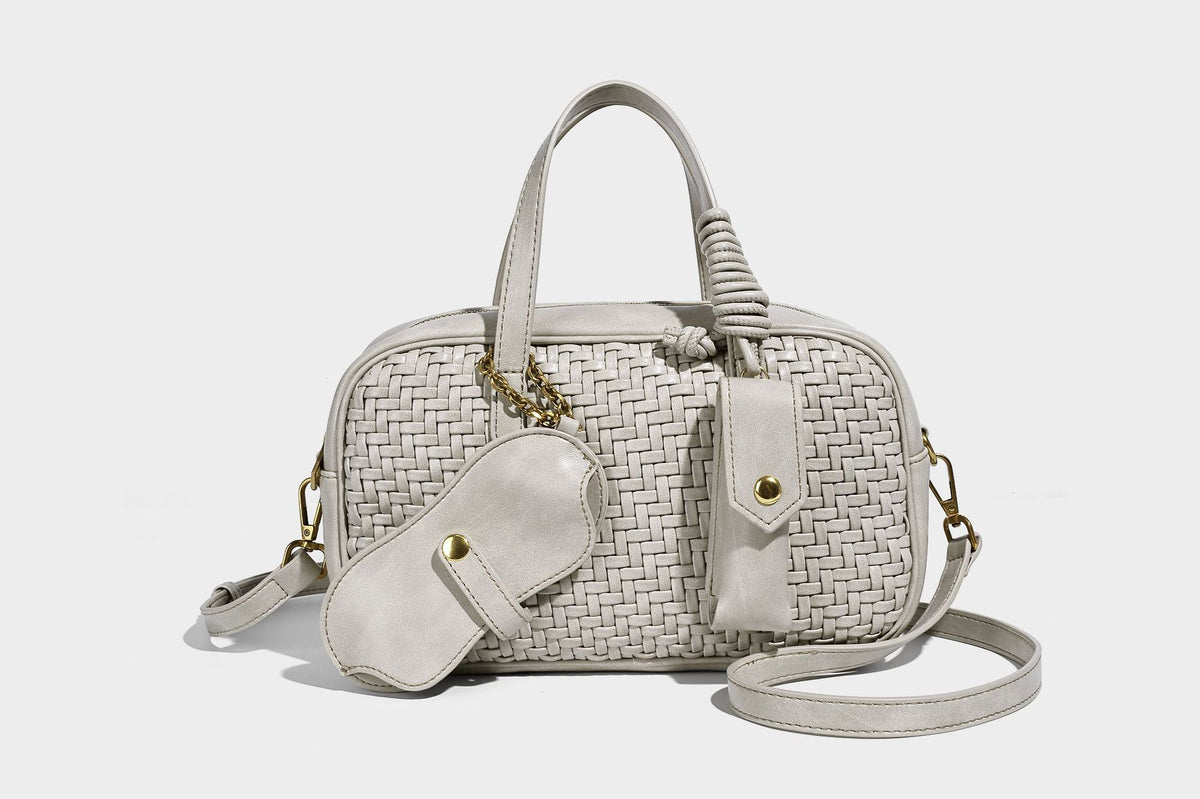 Strukturierte Boston-Tasche mit gewebter Optik, glattem Besatz in Lederoptik, zwei oberen Tragegriffen, abnehmbarer Mini-Druckknopftasche sowie Detail