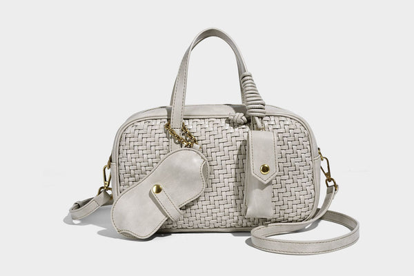 Strukturierte Boston-Tasche mit gewebter Optik, glattem Besatz in Lederoptik, zwei oberen Tragegriffen, abnehmbarer Mini-Druckknopftasche sowie Detail