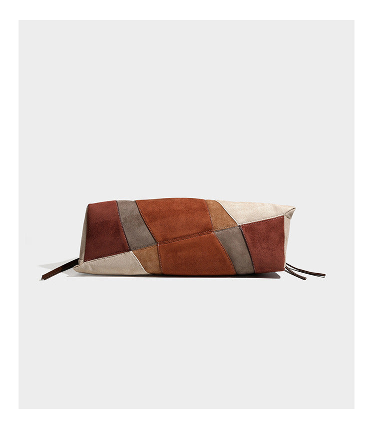 Weich fallende Patchwork-Tote in Braun, Rost, Camel und Beige mit Partien in Velourslederoptik, Besatz in Lederoptik und verstellbarem Schulterriemen