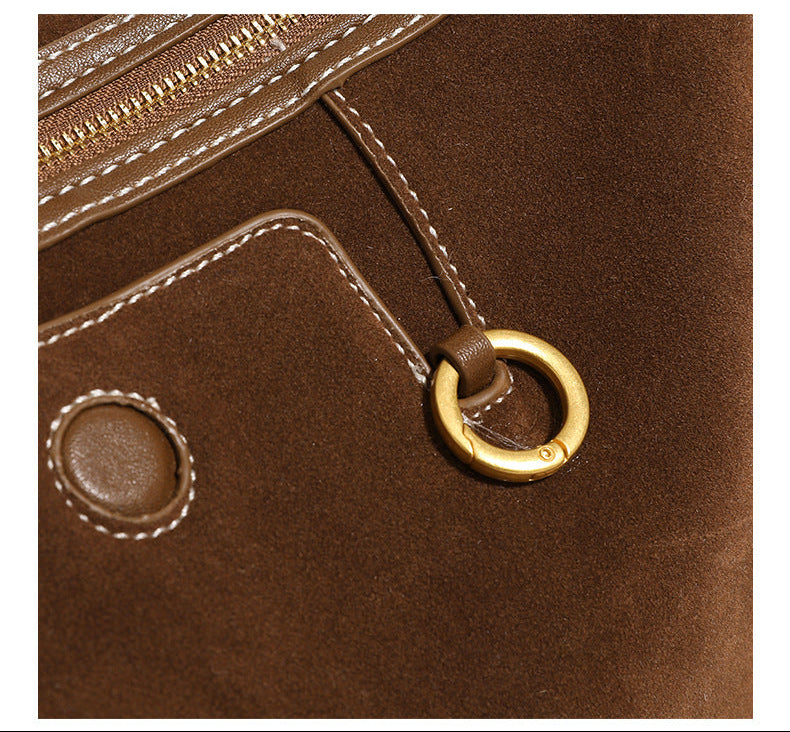 Hobo-Tasche in Tabakbraun mit Velourslederoptik, Besätzen in Kunstlederoptik, Kontrastnähten, goldfarbenen Beschlägen und verstellbarem Crossbody-Riemen