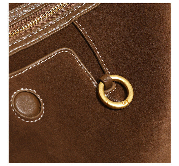 Hobo-Tasche in Tabakbraun mit Velourslederoptik, Besätzen in Kunstlederoptik, Kontrastnähten, goldfarbenen Beschlägen und verstellbarem Crossbody-Riemen