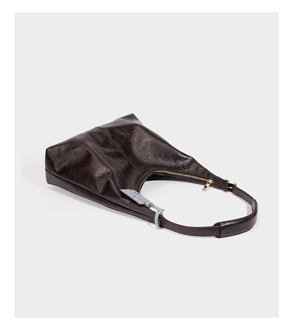 Große dunkelbraune, glänzende, geknautschte Hobo-Schultertasche mit Reißverschluss, goldfarbenen Beschlägen, verstellbarem Riemen und hellblauem