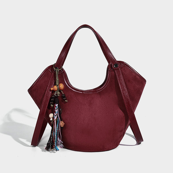 Dunkelbraune matte Hobo-Schultertasche in Velourslederoptik mit geschwungener, oben offener Silhouette, zwei Schulterriemen und abnehmbarem