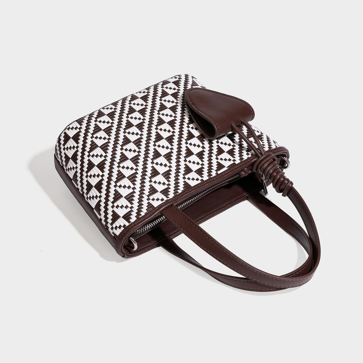 Kleine, strukturierte, gewebte Tote-Bag mit geometrischem Muster, glatten Details in Lederoptik, geknoteten Tragegriffen, Reißverschluss und herabhängendem Frontdetail