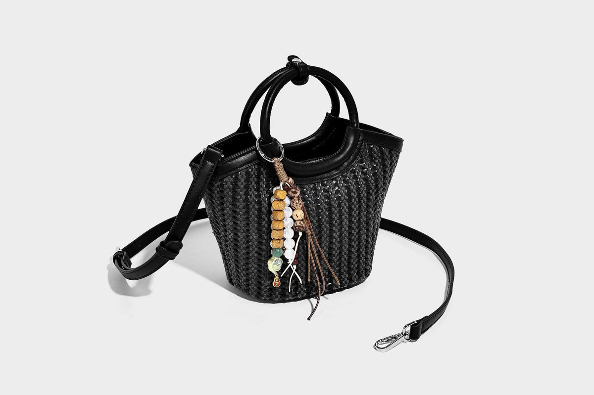 Kleine gewebte Beuteltasche in Tanbraun mit rundem Henkel aus Lederimitat, Quastenanhänger mit Perlen und abnehmbarem Crossbody-Riemen