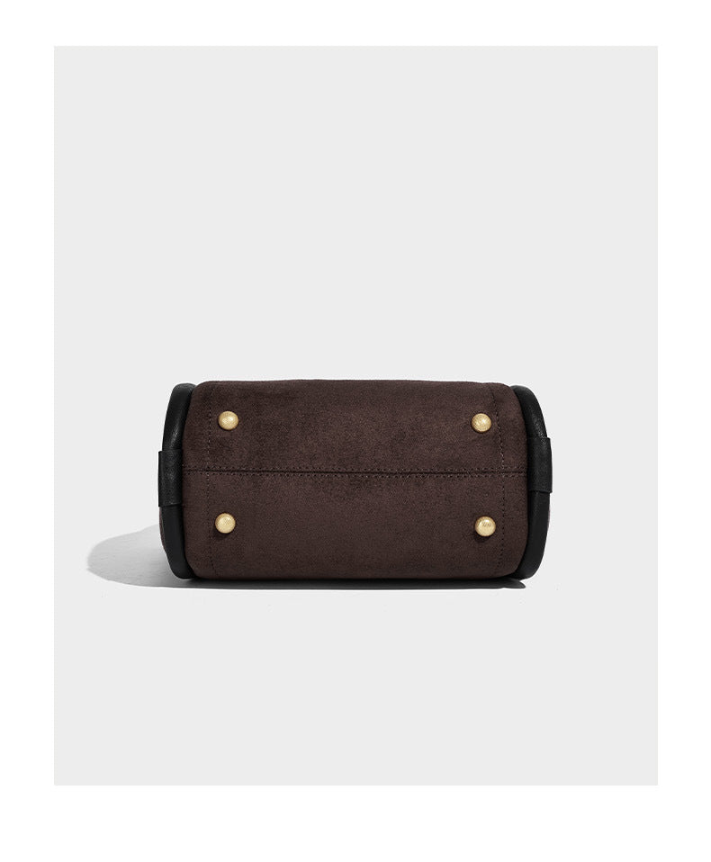 Kleine, strukturierte Tote-Bag mit offenem Design in Dunkelbraun und matter Wildlederoptik, mit schwarzen geknoteten Tragegriffen und befestigtem Front