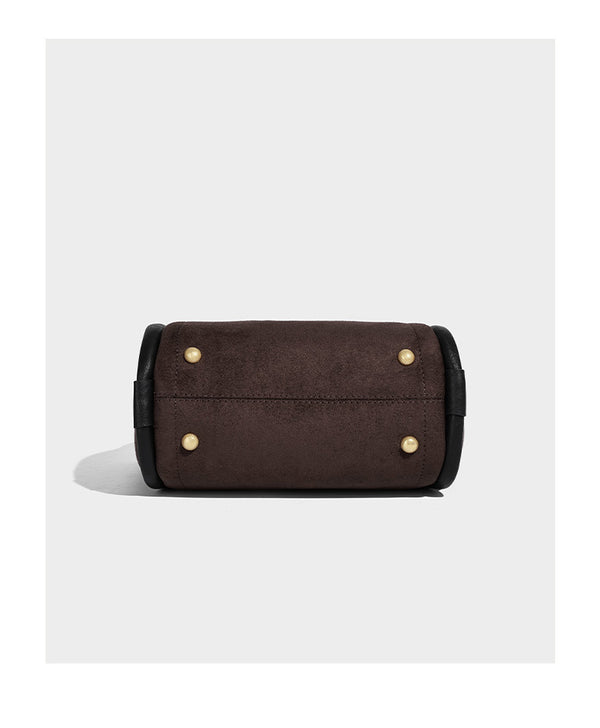 Kleine, strukturierte Tote-Bag mit offenem Design in Dunkelbraun und matter Wildlederoptik, mit schwarzen geknoteten Tragegriffen und befestigtem Front