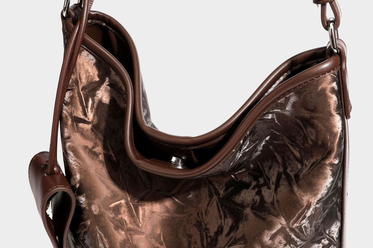 Große Hobo-Schultertasche mit Crinkle-Glanzfinish in Dunkelbraun, schmalem verstellbarem Riemen, geknoteten Beschlägen und seitlich befestigter Klappe