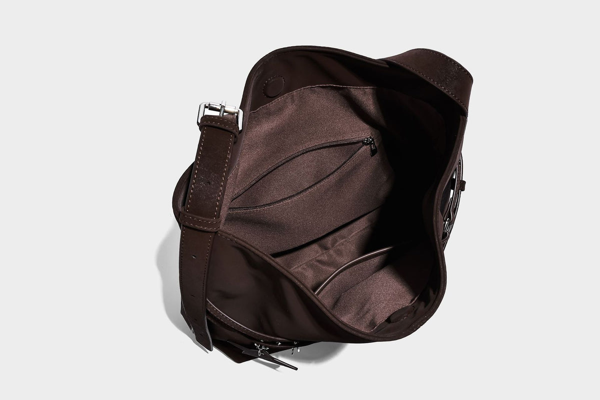 Große, lässig fallende Schulter-Hobo-Bag aus mattem Lederimitat mit vorderer Reißverschlusstasche und herabhängenden Stern- und Schlossanhängern in Silberoptik