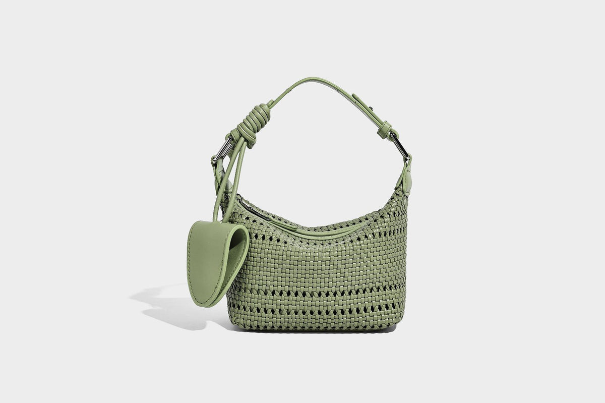 Kleine gewebte Hobo-Schultertasche mit sichelförmiger Silhouette, Reißverschluss oben, silberfarbenen Beschlägen und verstellbar, Detailansicht