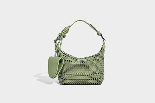 Kleine gewebte Hobo-Schultertasche mit sichelförmiger Silhouette, Reißverschluss oben, silberfarbenen Beschlägen und verstellbar, Detailansicht