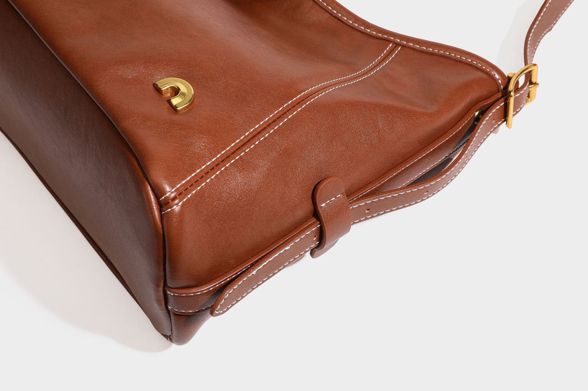 Lässige Hobo-Schultertasche mit glatter Oberfläche in Lederoptik, kontrastierenden Steppnähten, antikgoldfarbenen Metallelementen und, Detail