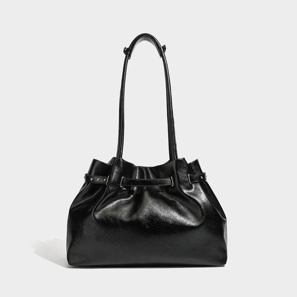 Glänzende schwarze lässige Schultertasche mit gerafftem oberen Rand, zwei langen Riemen, Beschlägen in Silberoptik und abnehmbarem Crossbody-Riemen
