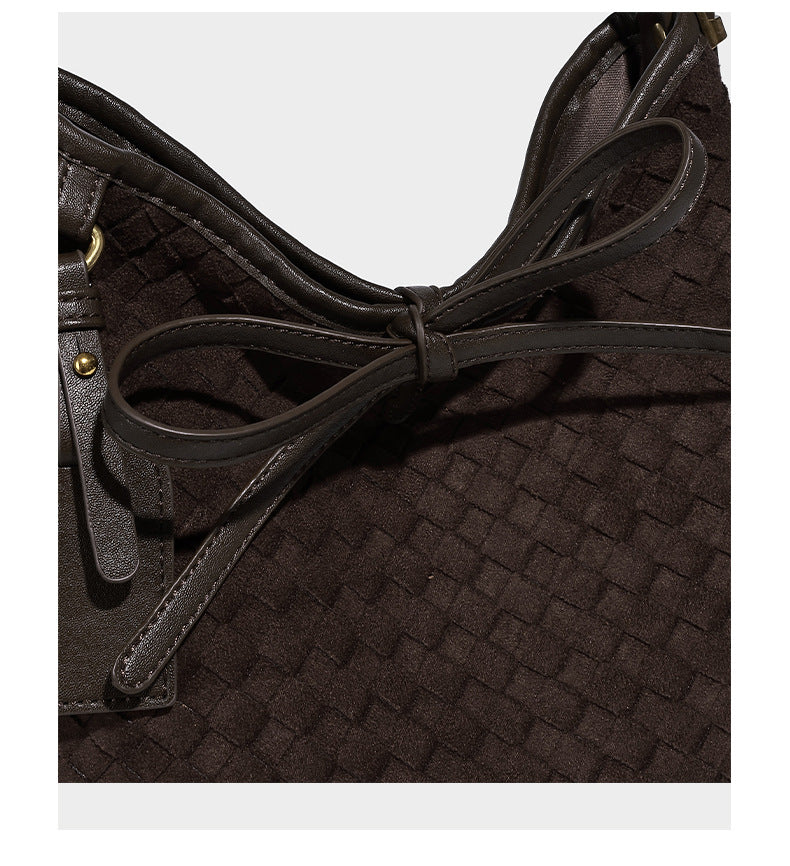 Dunkelbraune Beuteltasche mit Webstruktur, Knotenverschluss, Details in Goldoptik und verstellbarem Schulterriemen, Detailansicht 9