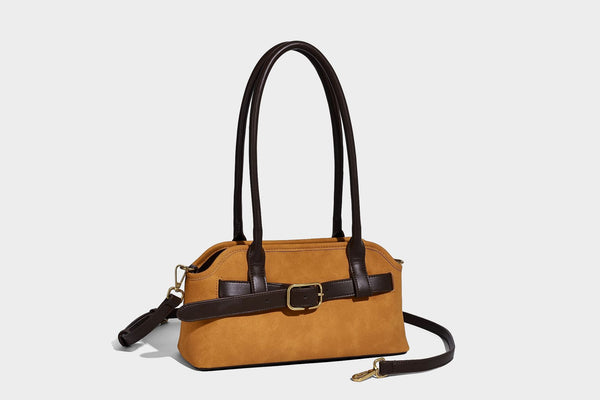 Strukturierte dunkelbraune Satchel-Tasche mit Öl-Wachs-Finish, vorderer Gürtelschnalle, goldfarbenen Beschlägen, zwei Tragegriffen oben und, Detail
