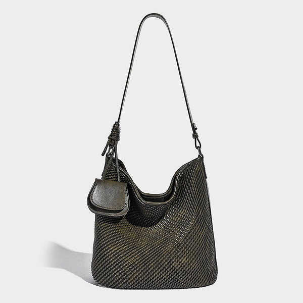 Große, weich fallende Hobo-Schultertasche in gewebter Optik in Braun mit Mini-Klappentasche und schmalem geknotetem Träger, Detailansicht 3