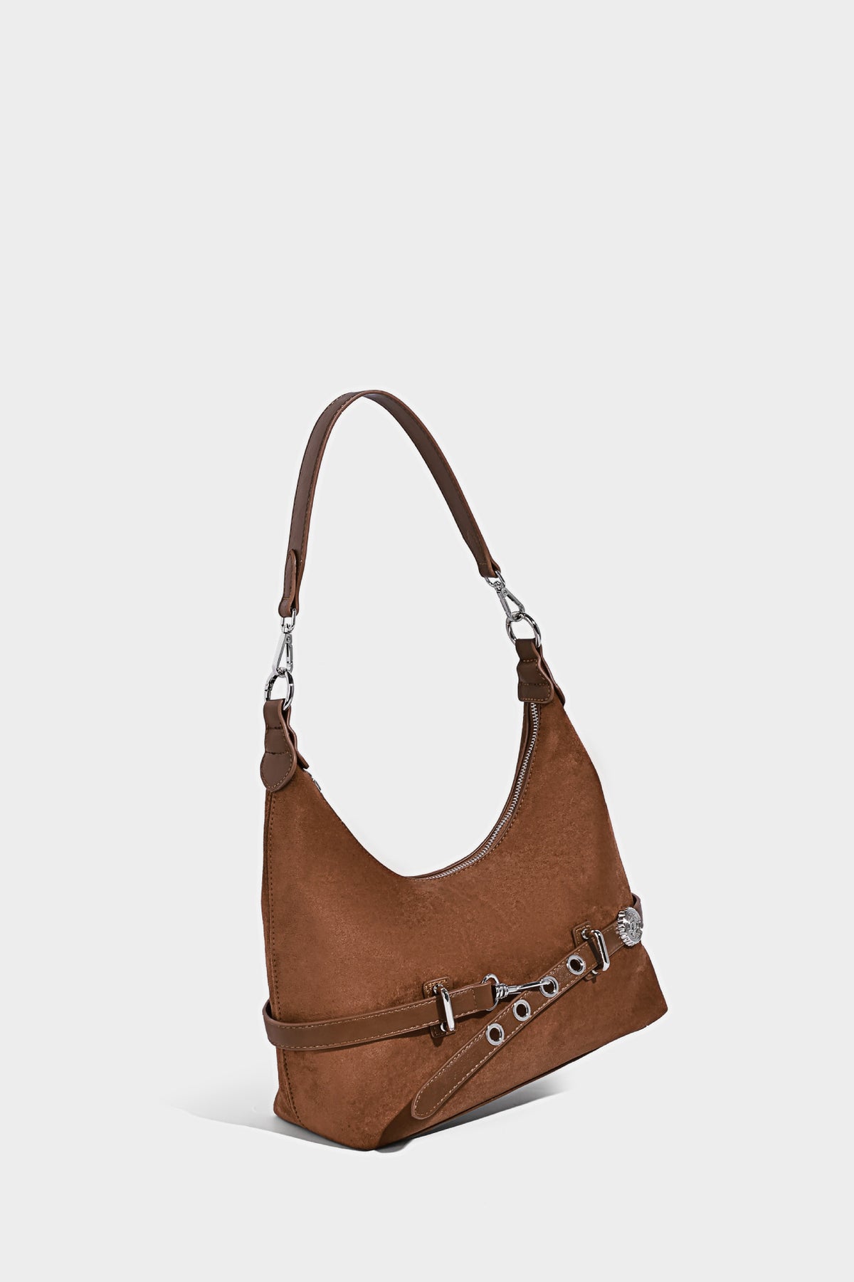 Hobo-Schultertasche in Dunkelbraun mit velourslederartiger Oberfläche, silberfarbener Gürtelschnalle und Ösenbeschlägen, verstellbarem Riemen, Detailansicht
