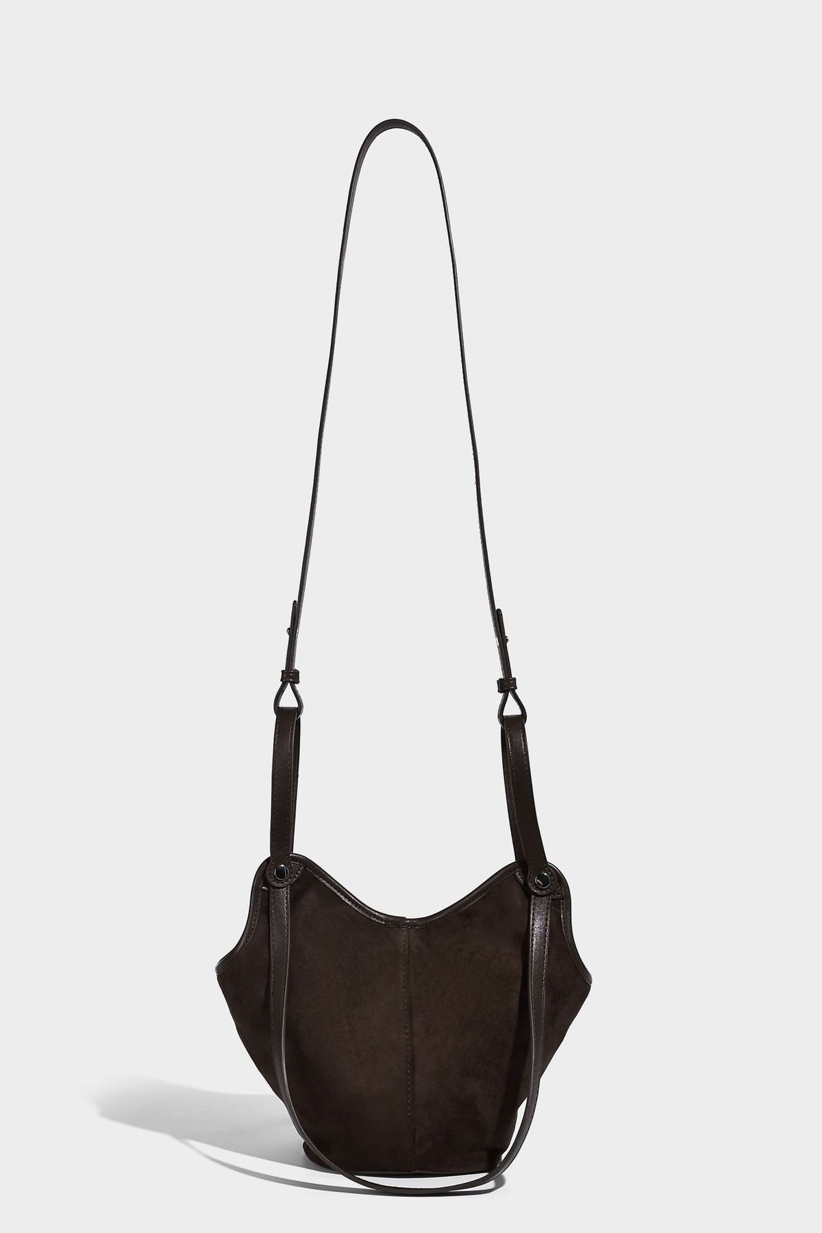 Dunkelbraune Hobo-Schultertasche mit matter Velourslederoptik, geschwungener Silhouette mit offenem oberen Abschluss, zwei Schulterriemen und abnehmbarem