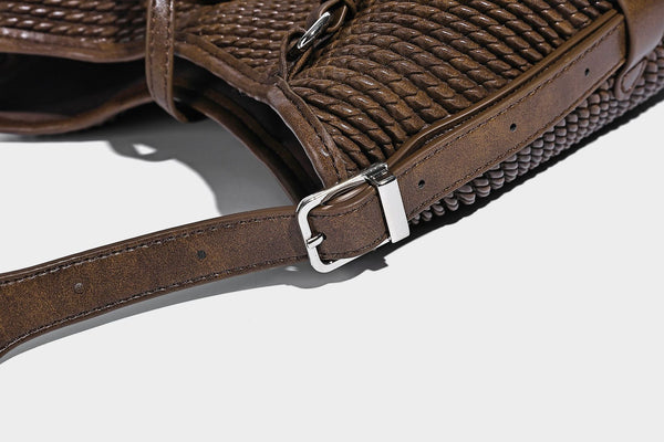 Große Schultertasche in Beutelform mit Flechtoptik, glatten Besätzen in Lederoptik, verstellbarem Riemen und hängendem Anhänger-Detail, Detailansicht