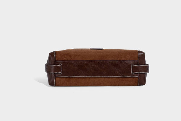 Matte Hobo-Schultertasche in warmem Braun mit dunklem Besatz in Lederoptik, Kontrastnähten, goldfarbenen Metallbeschlägen und