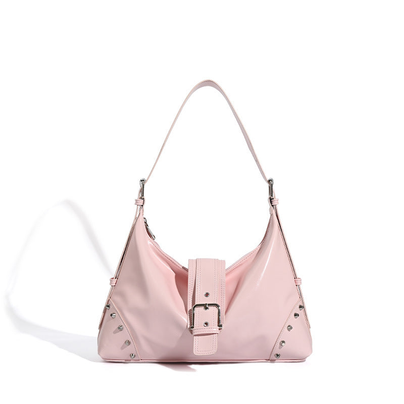 Glänzende Hobo-Schultertasche in Lederoptik mit silberfarbenen Pyramidennieten und dekorativem Riemen mit Schnalle in der Mitte, Detailansicht 5