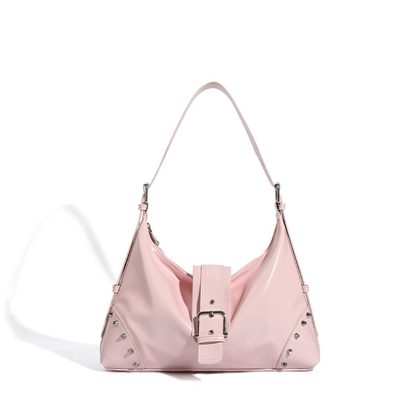 Glänzende Hobo-Schultertasche in Lederoptik mit silberfarbenen Pyramidennieten und dekorativem Riemen mit Schnalle in der Mitte, Detailansicht 5