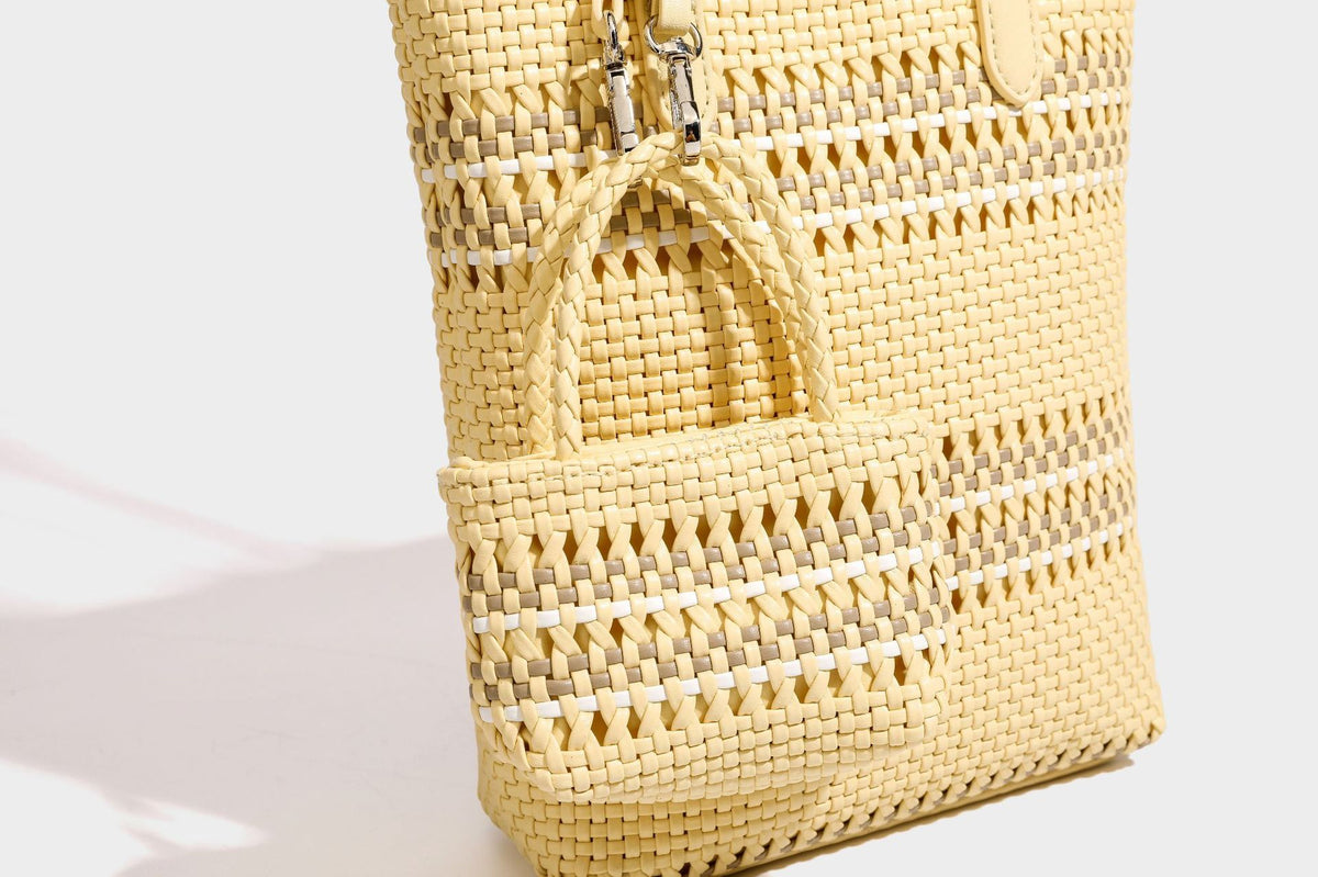 Kleine, formstabile Korb-Shopper-Tasche aus geflochtenem Material mit umwickelten Griffen in Lederoptik und silberfarbenen Verschlussbeschlägen, Detailansicht 45