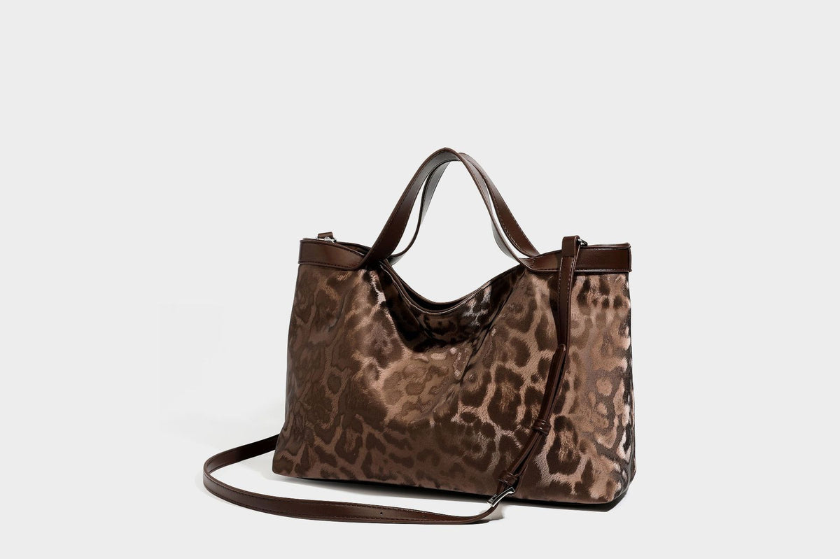 Glänzende Tote-Bag mit Leopardenmuster, dunkelbraunem Besatz in Lederoptik und zwei Tragegriffen, Detailansicht 28