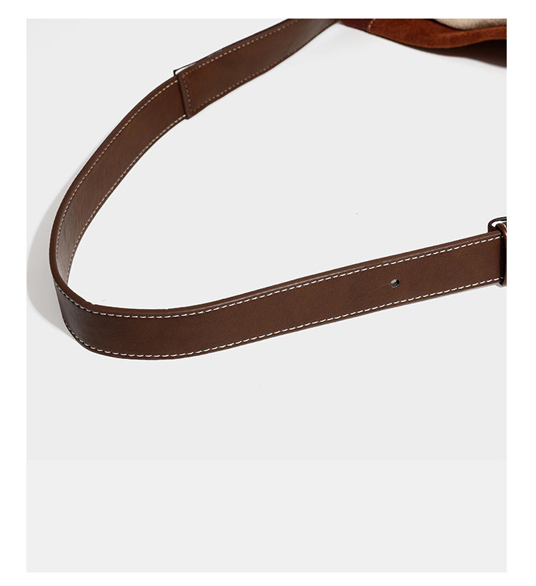 Weich fallende Patchwork-Tote in Braun, Rost, Camel und Beige mit Partien in Velourslederoptik, Besatz in Lederoptik und verstellbarem Schulterriemen