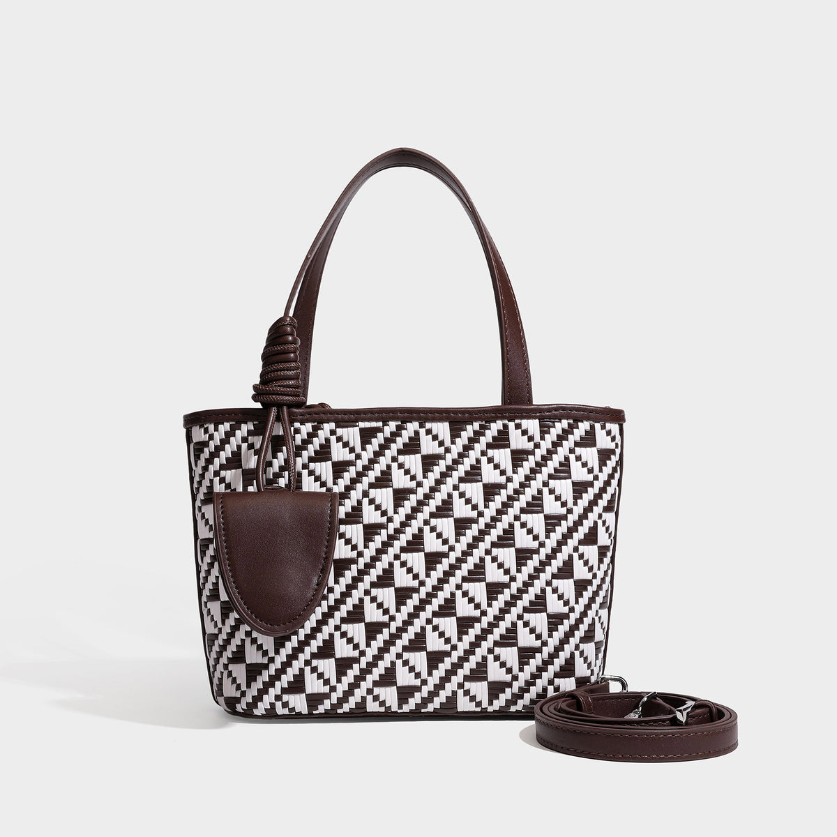 Kleiner, strukturierter Shopper mit gewebtem geometrischem Muster, glatten Besätzen in Lederoptik, geknoteten Henkeln, Reißverschluss und herabhängendem Frontdetail