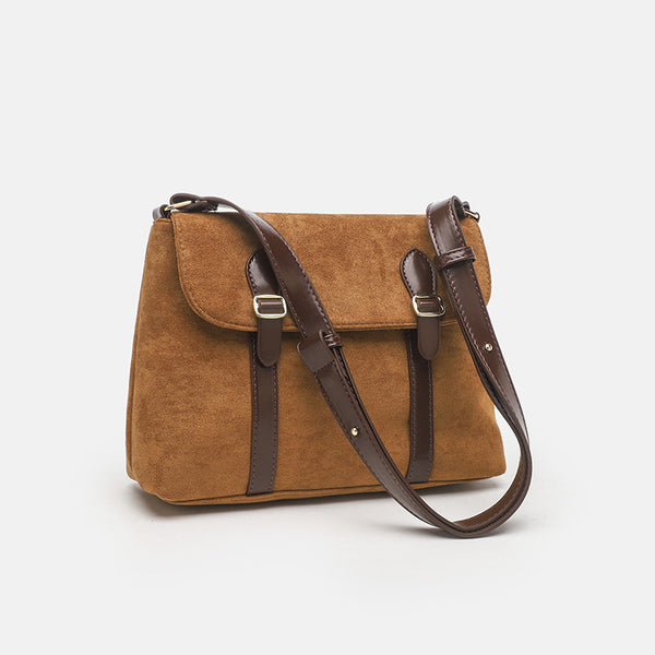 Sattel-Tasche mit Klappe in Velourslederoptik, dunkelbraunen Besätzen in Lederoptik, Schnallenriemen und goldfarbenen Beschlägen, Detailansicht