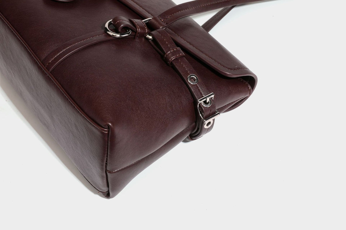 Strukturierte rechteckige Schultertasche mit Überschlagverschluss, vorderem Schnallengurt-Detail und ringförmigen Beschlägen in