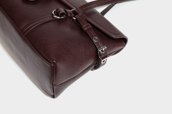 Strukturierte rechteckige Schultertasche mit Überschlagverschluss, vorderem Schnallengurt-Detail und ringförmigen Beschlägen in