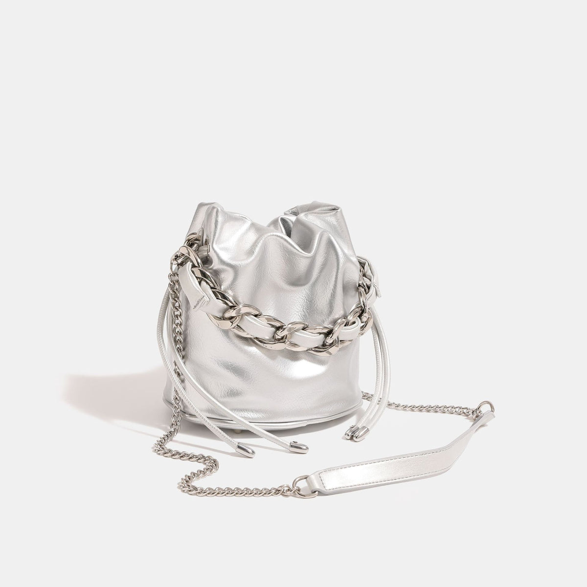Kleine Beuteltasche mit Raffungen, Kordelzug, kurzem, grob geflochtenem Kettenhenkel und feingliedrigem Crossbody-Träger, Detailansicht 3