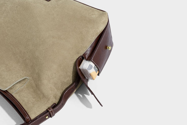 Lässig fallende Hobo-Schultertasche in Khaki aus mattem Material in Wildlederoptik mit dunkelbraunem Besatz in Lederoptik, Quastenanhänger mit Perlen und seitlicher Klappe, Detailansicht