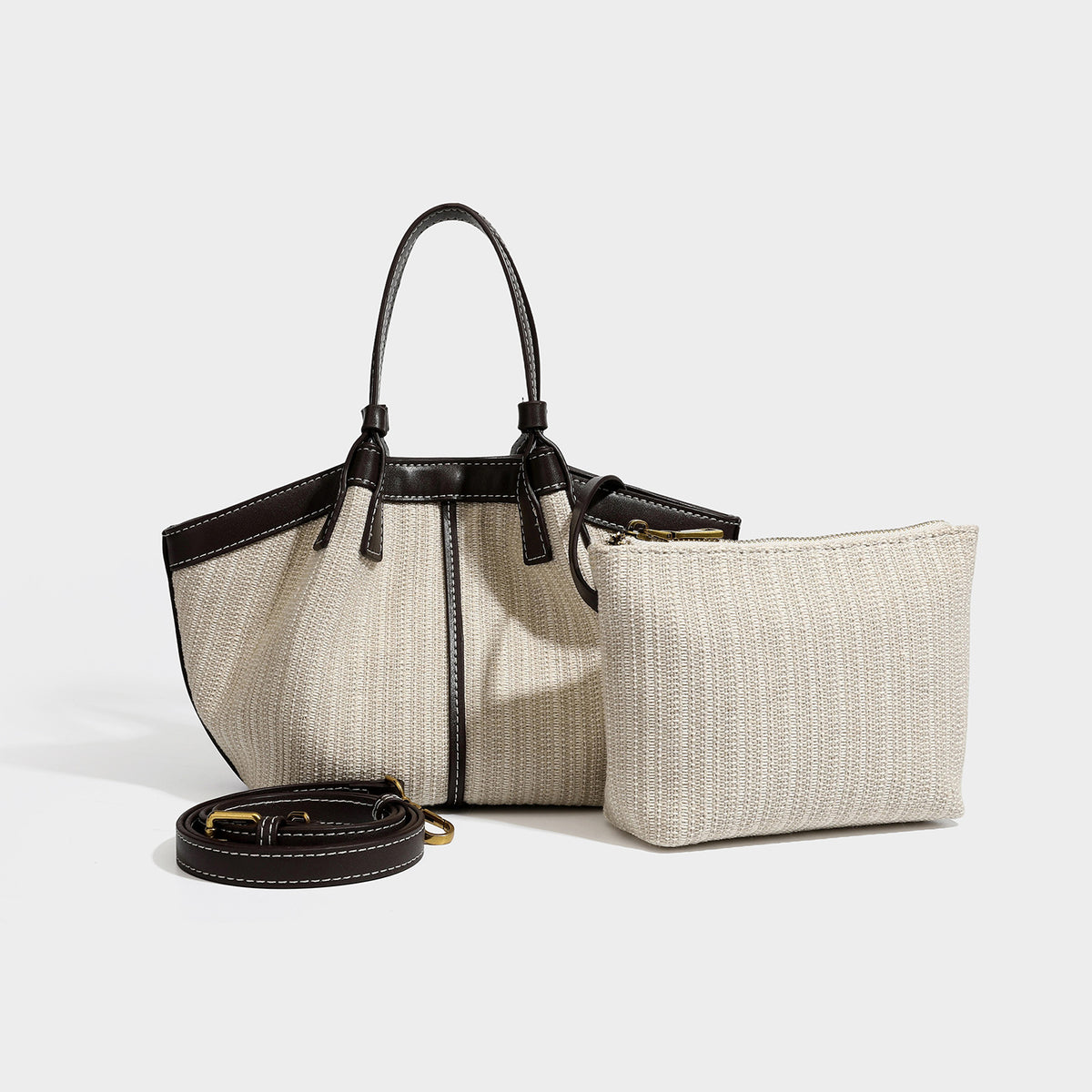 Cremefarbene gewebte Tote-Bag mit dunkelbraunem Besatz in Lederoptik, weißen Kontrastnähten, zwei Tragegriffen und abnehmbarem Schulter