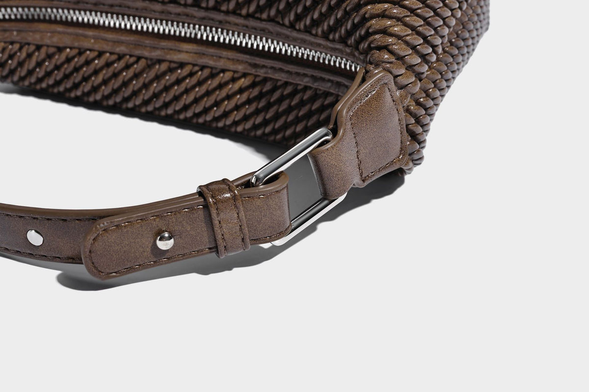 Hobo-Schultertasche in Halbmondform mit Webstruktur, geknotetem Tragegriff, befestigter kleiner Tasche mit Überschlag und verstellbarem Riemen in warmem