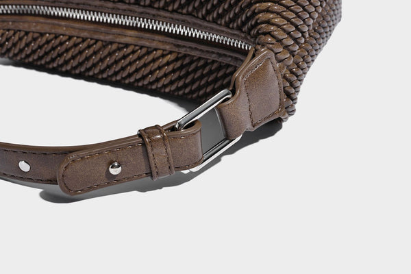 Hobo-Schultertasche in Halbmondform mit Webstruktur, geknotetem Tragegriff, befestigter kleiner Tasche mit Überschlag und verstellbarem Riemen in warmem