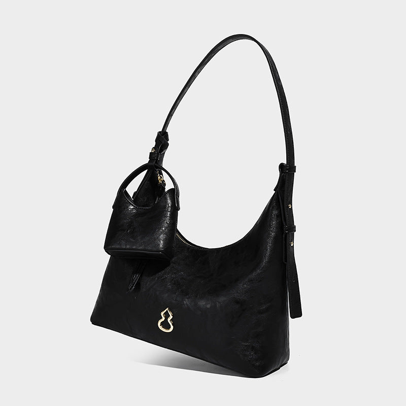 Glänzende Hobo-Schultertasche in Lederoptik mit abnehmbarem Mini-Beutel und goldfarbenen Logo-Details, Detailansicht 6
