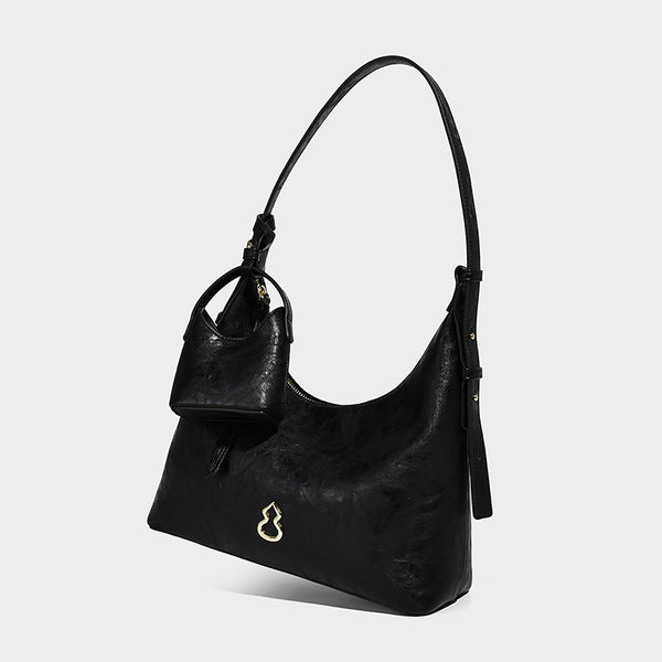 Glänzende Hobo-Schultertasche in Lederoptik mit abnehmbarem Mini-Beutel und goldfarbenen Logo-Details, Detailansicht 6