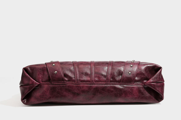 Lässige Hobo-Schultertasche in glänzender Lederoptik mit silberfarbenen Nieten, Riemendetail mit Schnalle und Reißverschluss oben