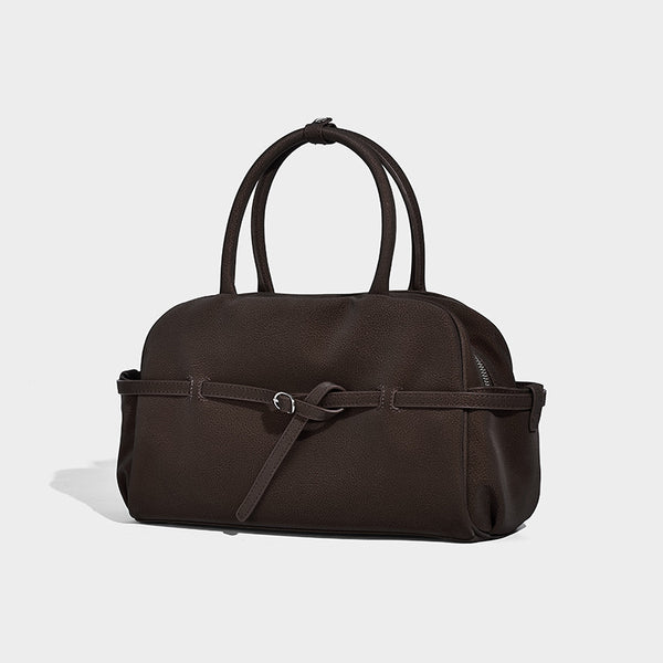 Strukturierte Henkeltasche mit matter, genarbter Oberfläche, umlaufendem Riemen mit Ringbeschlägen, zwei Tragegriffen und abnehmbarem Umhängeriemen