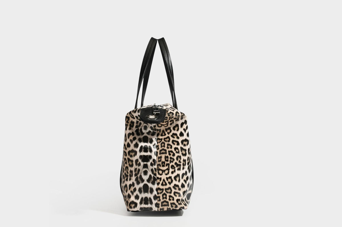 Shopper in glänzender Lederoptik mit Leopardenprint, schwarzem Besatz, Reißverschluss oben und zwei Schulterriemen, Detailansicht 36