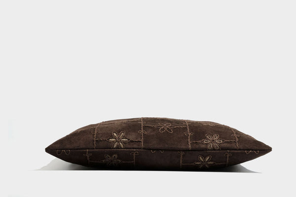Lässige Hobo-Schultertasche in dunkelbrauner Velourslederoptik mit Ton-in-Ton-Blumenstickerei und langem, geknotetem Einzelriemen, Detailansicht