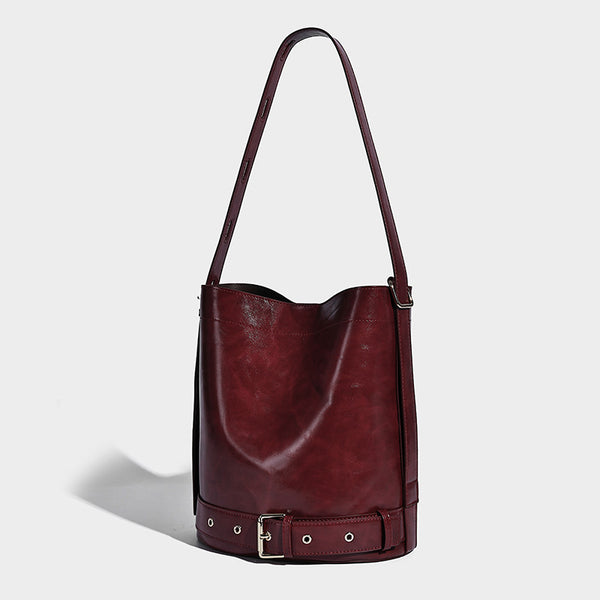 Glänzende Bucket-Bag in Lederoptik mit umlaufendem Riemen, silberfarbenen Ösen und verstellbarem Schulterriemen, Detailansicht 7